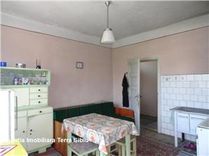 Casa cu 2 camere si 420 mp teren, de vanzare in zona centrala Sibiu