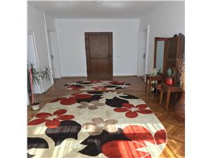 Apartament la casa 5 camere de vanzare in Sibiu