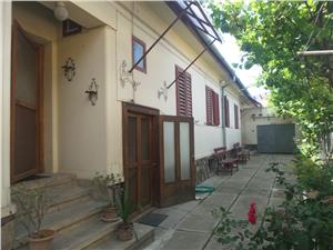 Casa cu 3 camere si 2 bucatarii in Piata Cluj