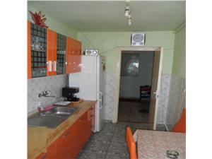 Apartament 3 camere decomandat in zona Vasile Aaron